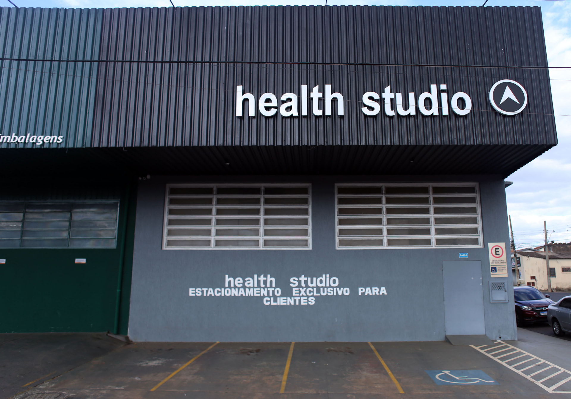 Fachada da Health Studio em Uberaba/MG com estacionamento exclusivo para clientes