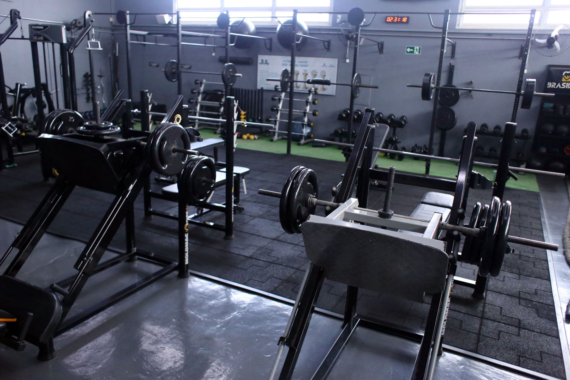 Área de pesos livres da estrutura da Health Studio em Uberaba/MG