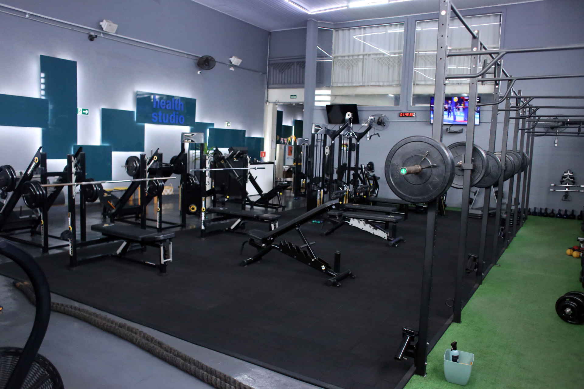 Área de treino da Health Studio em Uberaba/MG com a parede da marca