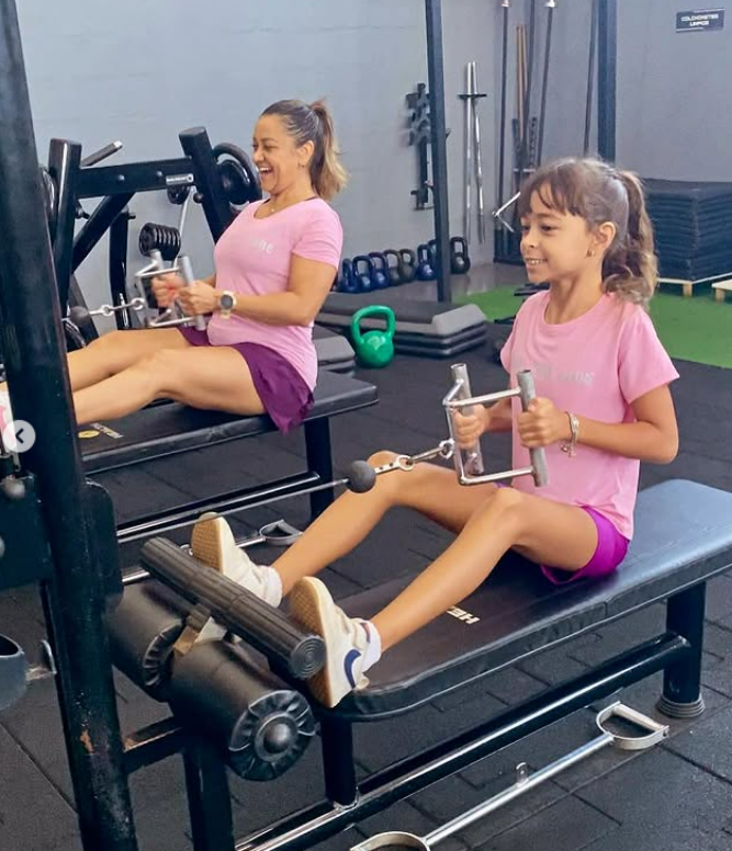 Mãe e filha treinando lado a lado na Health Studio em Uberaba/MG