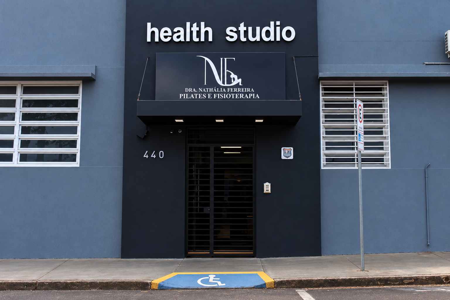 Entrada principal da Health Studio em Uberaba/MG com marquise e estacionamento exclusivo